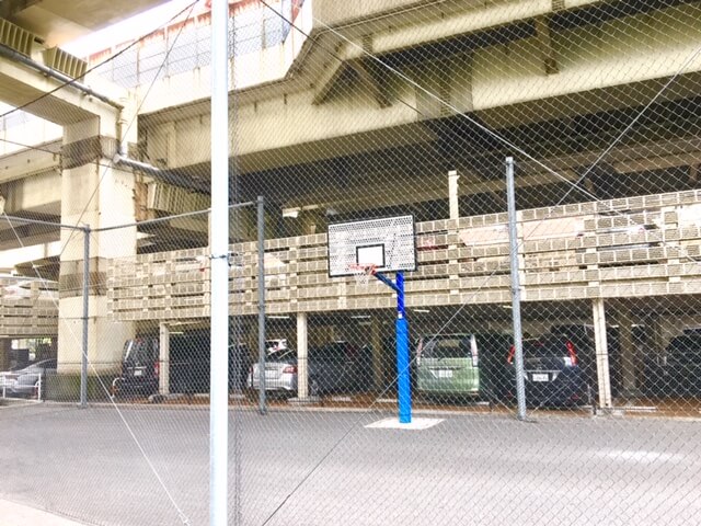油堀川公園多目的広場 高架下で雨の日でも遊べるバスケットゴールのある門前仲町一丁目の公園 深川くらし