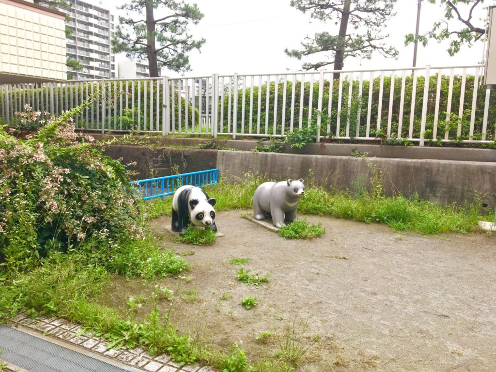 公園内にあるパンダとクマが向かってきそう