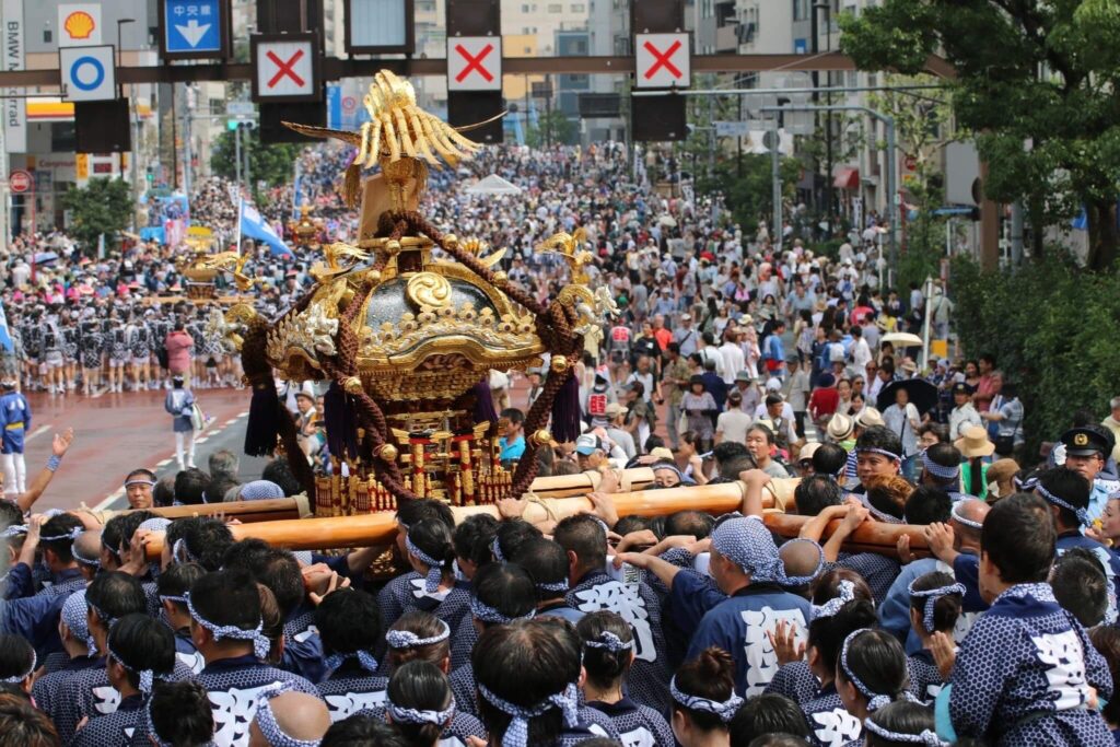 江戸三大祭・富岡八幡宮例大祭（水かけ祭り）で神輿を担ぐ熱気あふれる風景