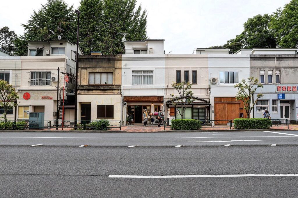 昭和3年に建てられた清澄長屋（旧東京市営店舗向住宅）。歴史を感じさせる佇まいは、現在の清澄白河のカフェカルチャーにも見事に調和しています。