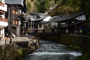 大正時代の木造旅館が銀山川沿いに立ち並ぶ銀山温泉の街並み