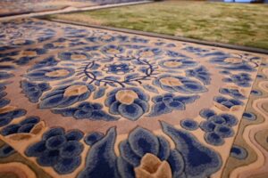 山形緞通のショールームに展示されている手織りの絨毯