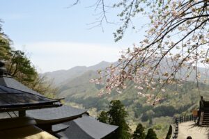 松尾芭蕉ゆかりの山寺（立石寺）1015段の石段を登った頂上付近の風景